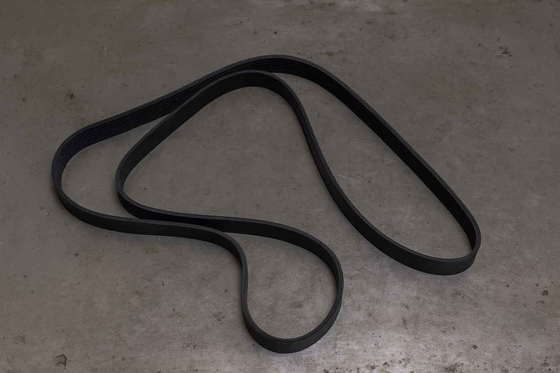 Новый ремень генератора готов к установке