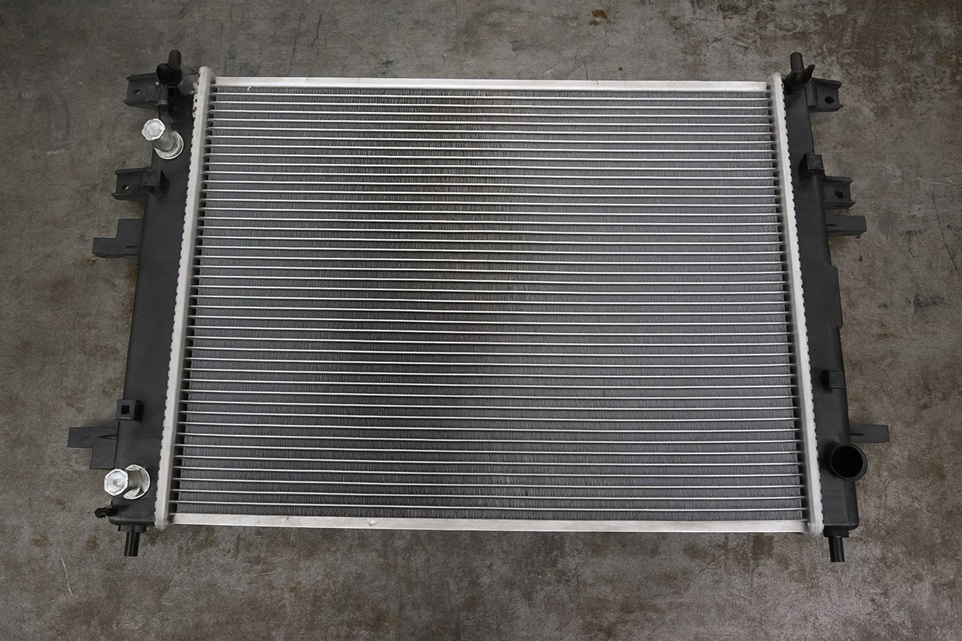 Новый радиатор охлаждения двигателя готов к установке