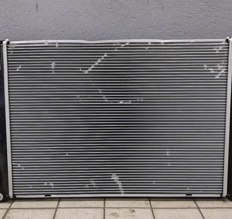 Новый радиатор охлаждения двигателя готов к монтажу