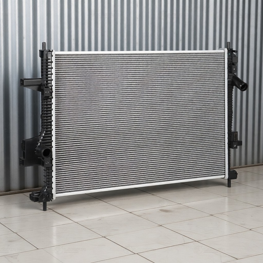 Новый радиатор охлаждения двигателя готов к установке