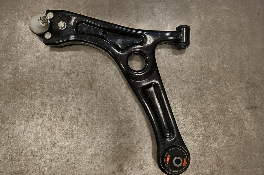 Новый передний нижний рычаг готов к монтажу