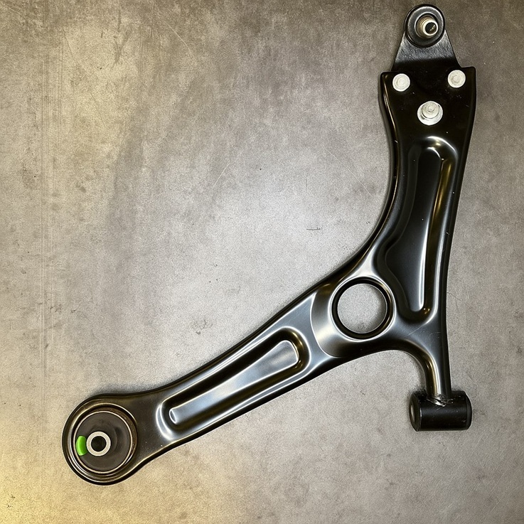 Новый передний нижний рычаг готов к монтажу