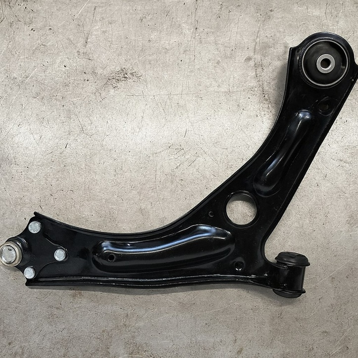 Новый передний нижний рычаг готов к монтажу