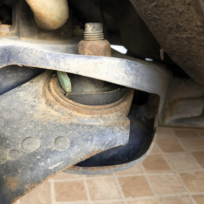 Здесь необходима замена сайлентблоков рычага Exeed LX