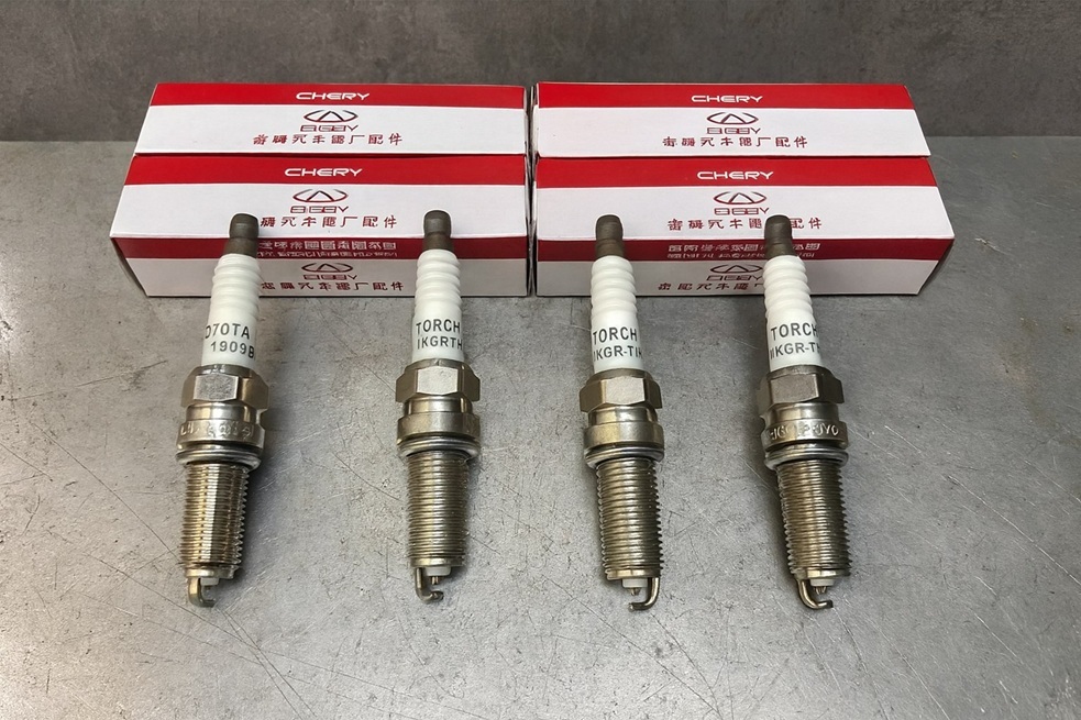 Полный комплект новых свечей готов к установке